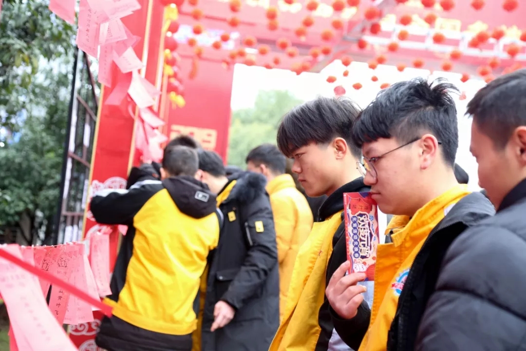 鬧元宵、猜燈謎，萬(wàn)通學(xué)子歡樂(lè)多