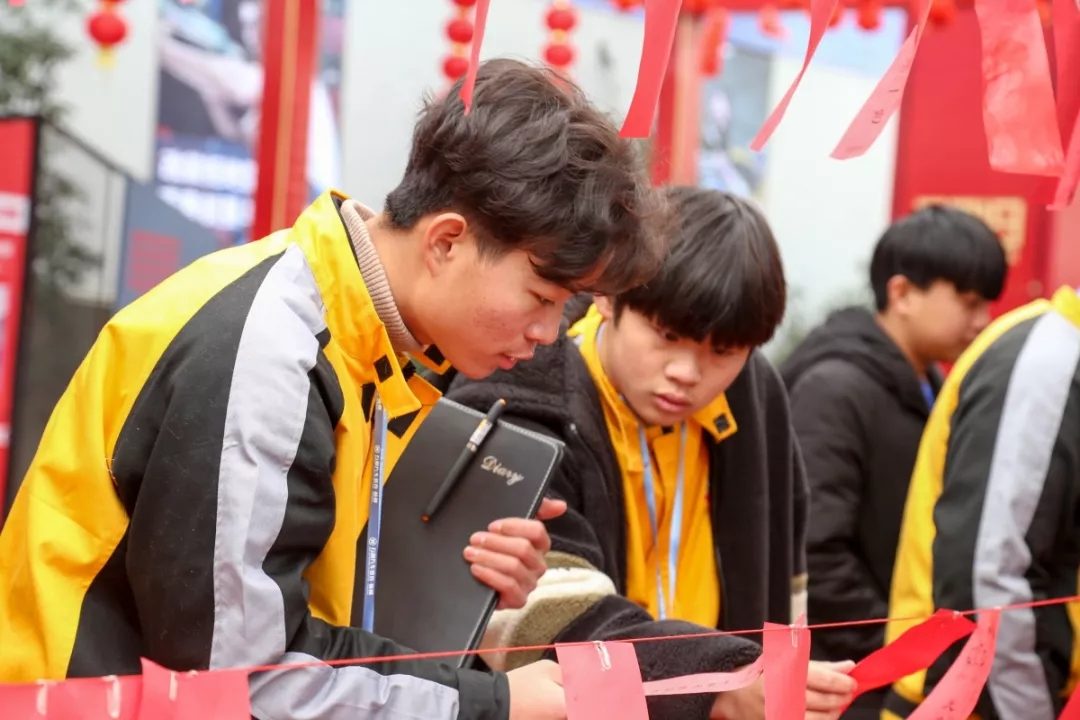 鬧元宵、猜燈謎，萬(wàn)通學(xué)子歡樂(lè)多