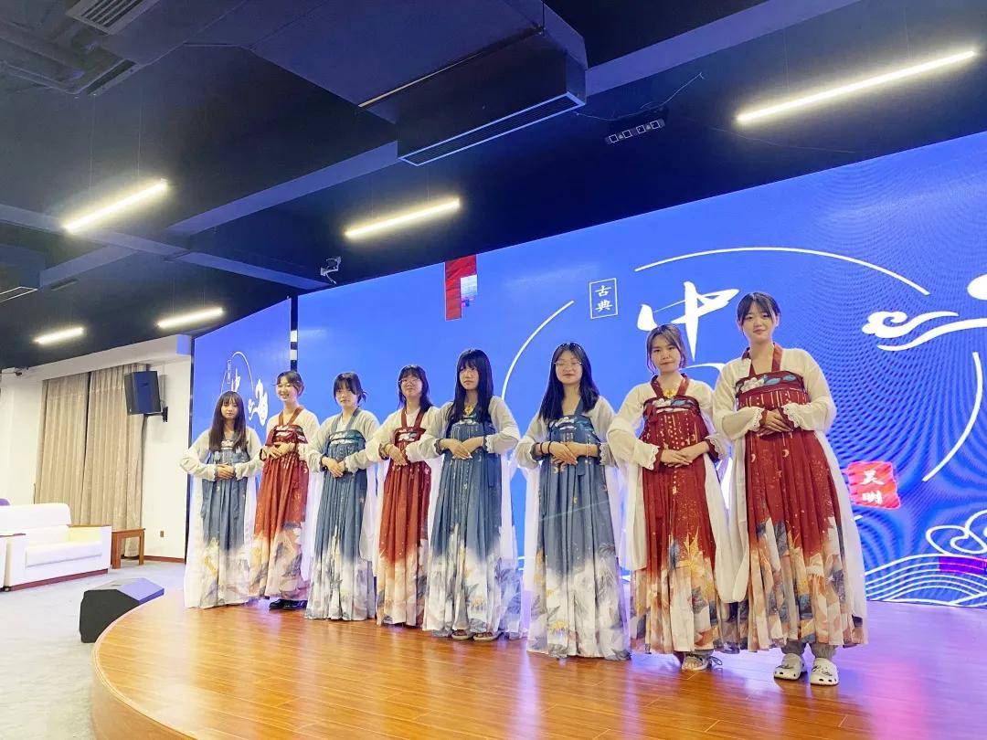 <b>快看,這才是萬通閃光少女!</b>